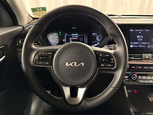 Certified 2022 Kia Niro LXS w/ Digital Cluster Package FWD image 20