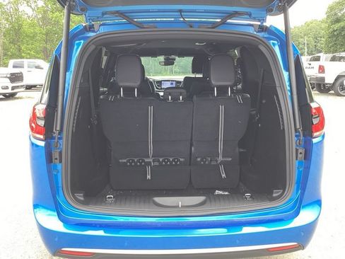 New 2027 Chrysler Pacifica Select AWD/4WD image 13