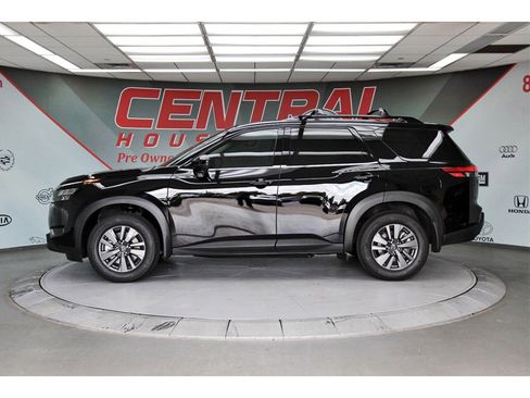 New 2025 Nissan Pathfinder SV image 3