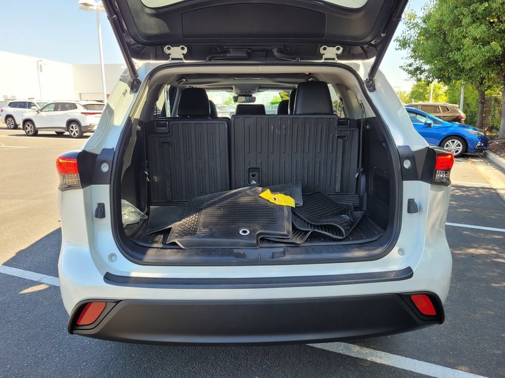 Used 2022 Toyota Highlander XLE AWD/4WD image 27