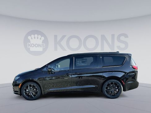 New 2026 Chrysler Pacifica Limited w/ S Appearance Package image 2