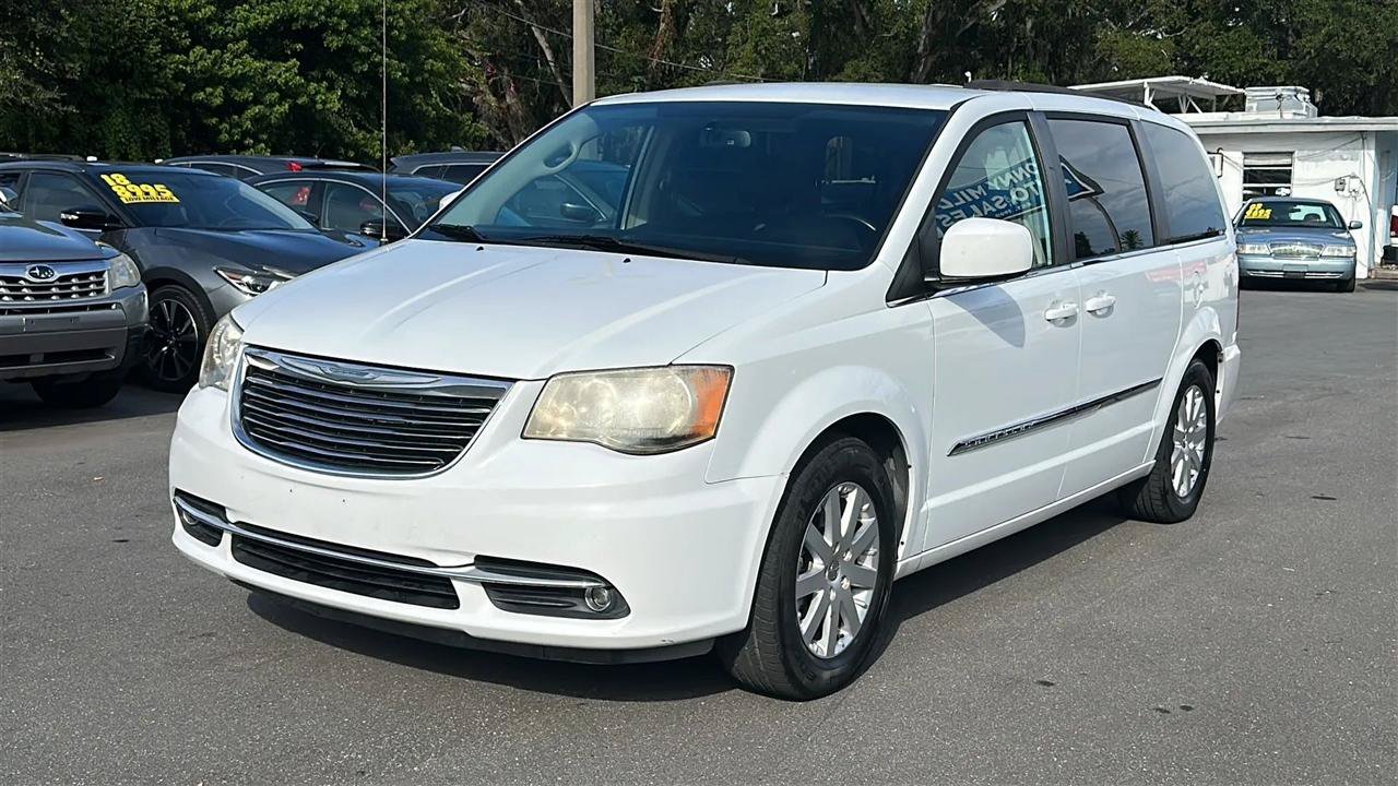 Used 2016 Chrysler Town & Country Touring FWD image 2
