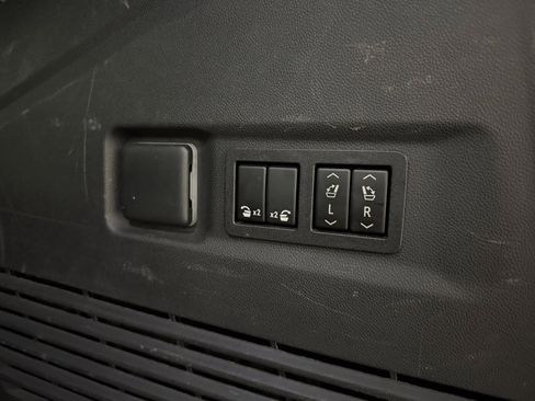 Used 2022 Chevrolet Suburban LT w/ Luxury Package image 24