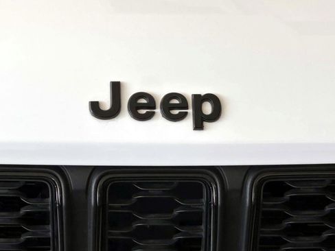 Used 2024 Jeep Grand Cherokee Limited w/ Black Appearance Package AWD/4WD image 6