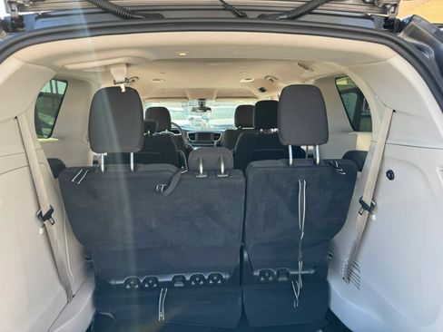 Used 2022 Chrysler Voyager LX FWD image 14