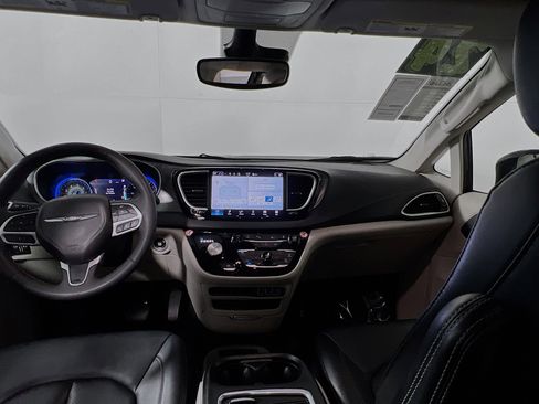 Used 2024 Chrysler Pacifica Touring-L image 30