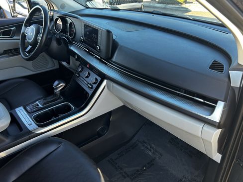 Used 2024 Kia Carnival LX image 11