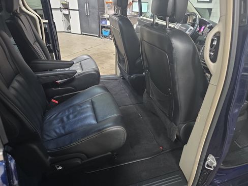 Used 2015 Chrysler Town & Country Touring-L w/ Driver Convenience Group image 11