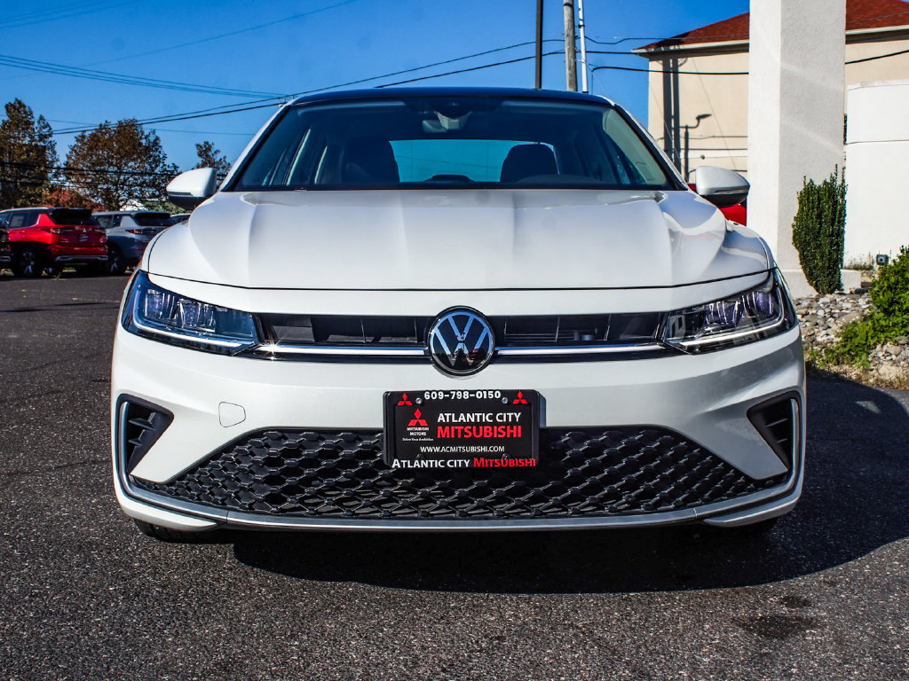 Used 2025 Volkswagen Jetta SEL FWD image 2