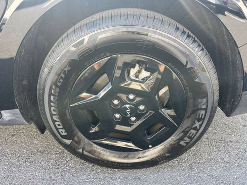 Used 2026 Kia Carnival FWD image 32