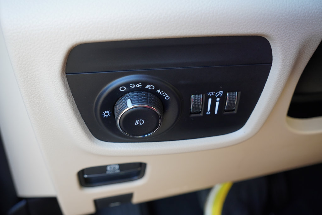Certified 2025 Jeep Grand Cherokee Limited w/ Luxury Tech Group II AWD/4WD image 27