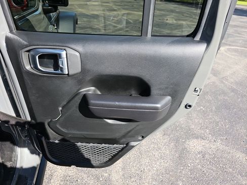 Used 2020 Jeep Gladiator Rubicon w/ LED Lighting Group AWD/4WD image 17