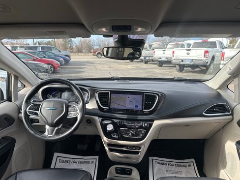 Used 2021 Chrysler Pacifica Touring-L image 17