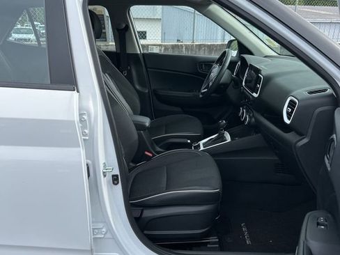 Used 2025 Hyundai Venue Limited image 13