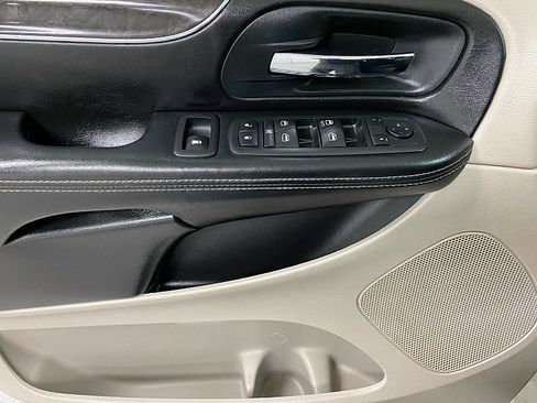 Used 2012 Chrysler Town & Country Touring image 9