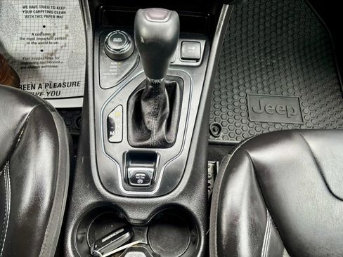 Used 2019 Jeep Cherokee Latitude Plus w/ Comfort/Convenience Group image 25