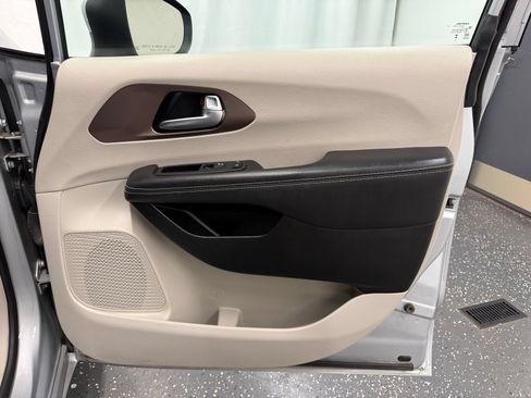 Used 2023 Chrysler Voyager LX FWD image 7