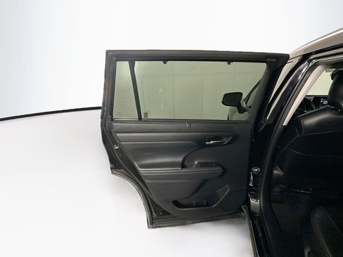 Used 2021 Toyota Highlander XLE FWD image 27