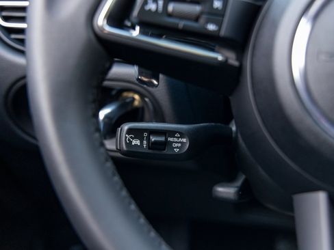 Certified 2025 Porsche Macan image 30