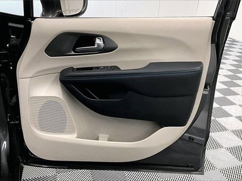 Used 2021 Chrysler Pacifica Touring-L w/ Uconnect Theater Family Group image 17