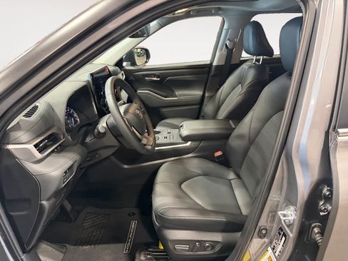 Used 2025 Toyota Highlander XLE image 10