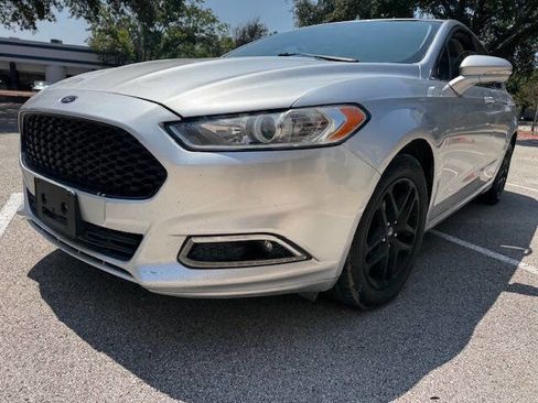 Used 2016 Ford Fusion SE image 2