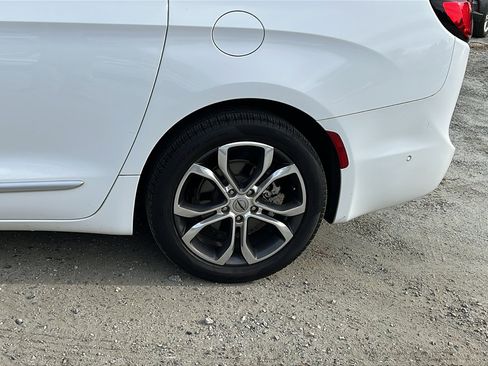 Used 2024 Chrysler Pacifica Pinnacle image 12