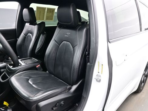 Used 2022 Chrysler Pacifica Touring-L w/ Uconnect Theater Family Group image 11