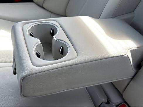 Used 2025 Genesis G70 2.5T image 36