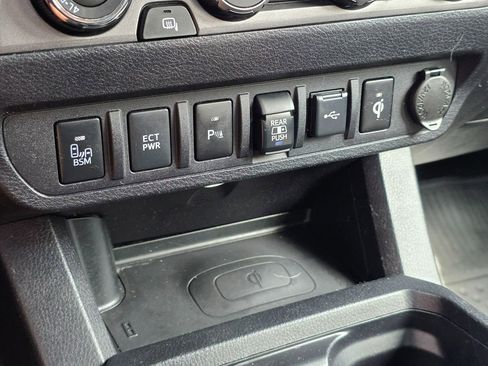 Used 2021 Toyota Tacoma TRD Sport w/ Technology Package image 36