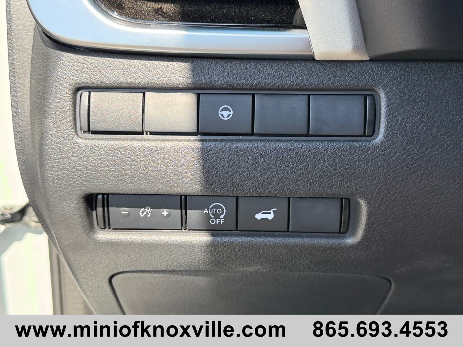 Used 2025 Nissan Rogue SL AWD/4WD image 27