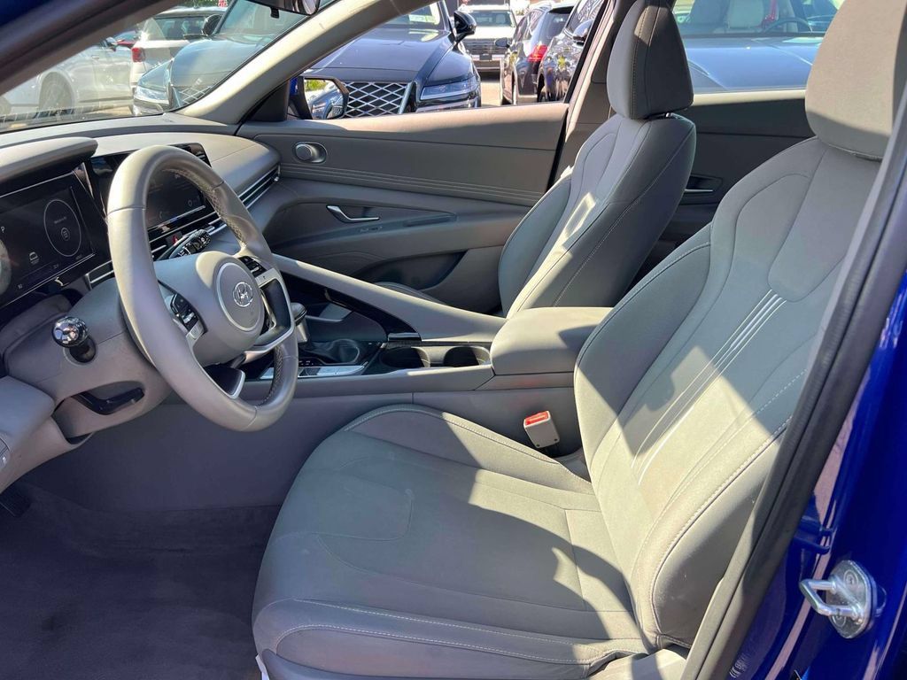 Used 2022 Hyundai Elantra SEL w/ Convenience + Premium Package FWD image 16