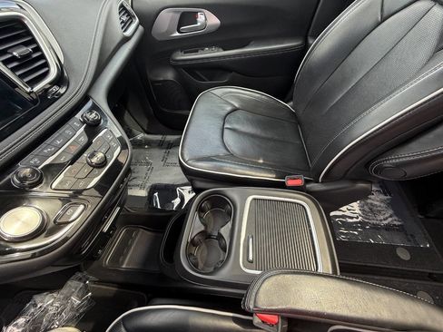 Used 2018 Chrysler Pacifica Limited w/ Advanced Safetytec Group FWD image 25