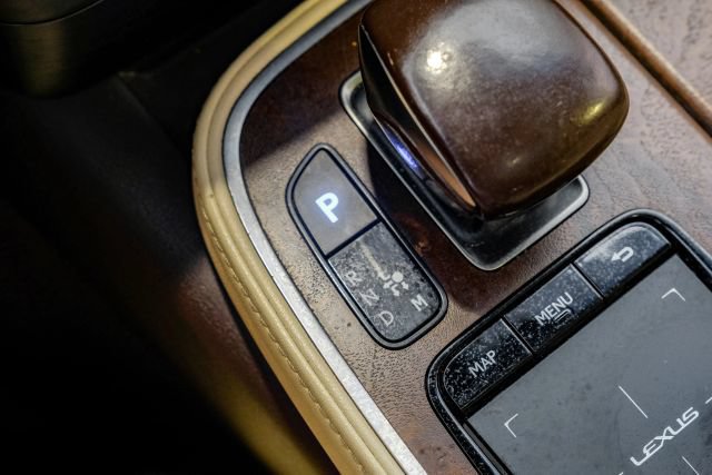 Used 2018 Lexus LS 500 w/ Accessory Package (Z1) RWD image 33