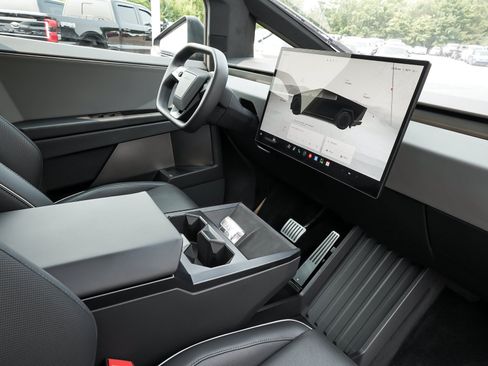 Used 2024 Tesla Cybertruck AWD Crew Cab image 44