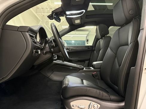 Certified 2026 Porsche Macan AWD/4WD image 5