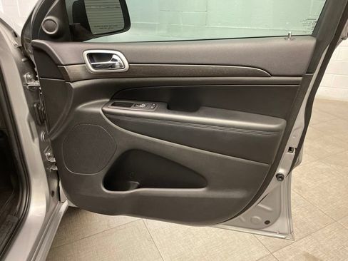 Used 2018 Jeep Grand Cherokee Altitude RWD image 27