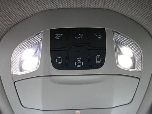 Used 2024 Chrysler Pacifica Touring-L image 32