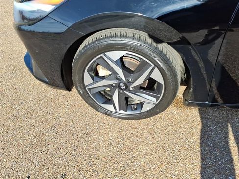 Used 2023 Hyundai Elantra Limited image 9