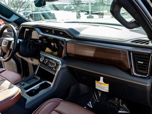 Used 2025 GMC Sierra 2500 Denali Ultimate image 18