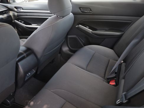 Used 2023 Nissan Altima 2.5 SV FWD image 12