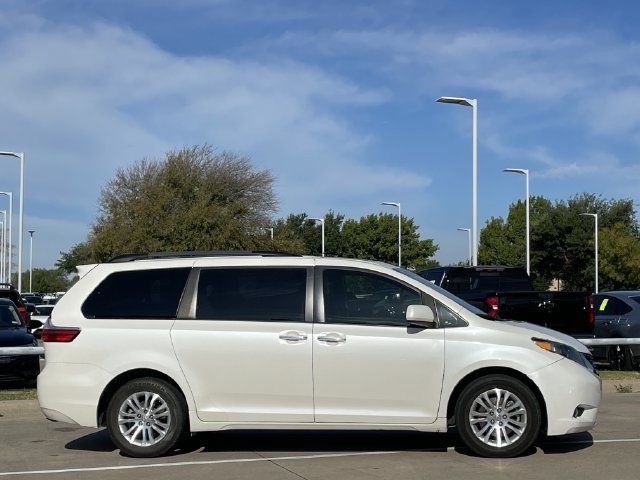 Used 2017 Toyota Sienna XLE Premium FWD image 3