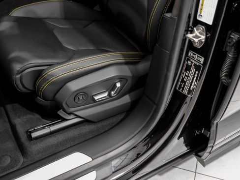 Used 2025 Lamborghini Urus SE image 32