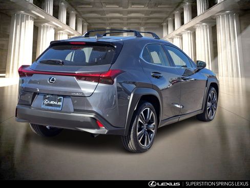 Certified 2022 Lexus UX 200 w/ Accessory Package (Z2) image 5