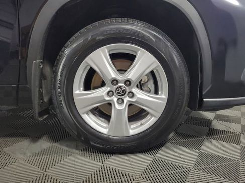 Used 2024 Toyota Highlander LE AWD/4WD image 11