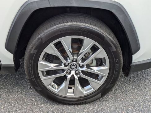 Used 2019 Toyota RAV4 XLE Premium FWD image 11