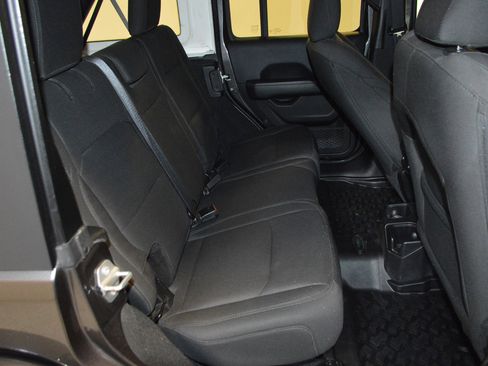 Used 2018 Jeep Wrangler Unlimited Sahara image 12