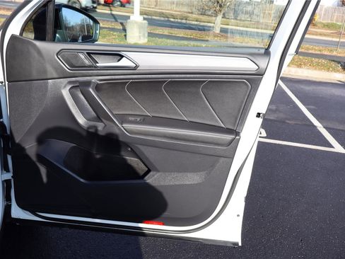 Used 2023 Volkswagen Tiguan SE R-Line image 28