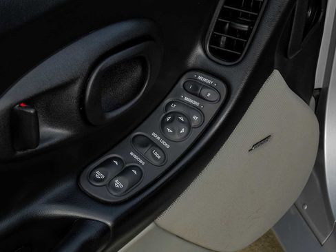 Used 2000 Chevrolet Corvette w/ Memory Pkg image 36