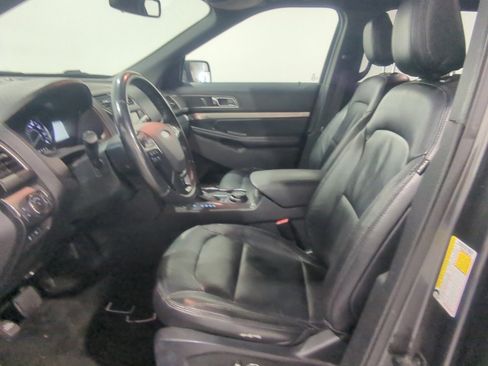 Used 2018 Ford Explorer XLT w/ Equipment Group 202A image 8